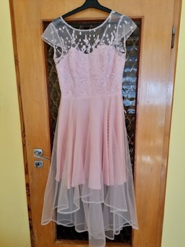 Piękna różowa sukienka przedłużana z tyłu 