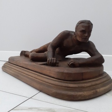 Drewniana rzeźba mężczyzny 