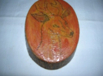 Obrazek jelonka wypalany w drewnie
