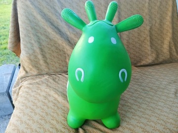 Zabawka skoczek - zielona krówka 