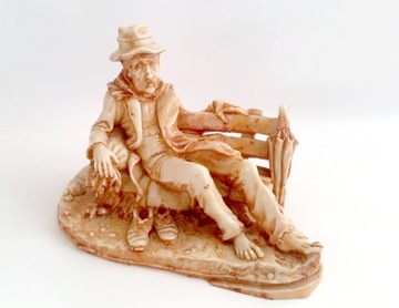 Rzeźba figurka człowieka na ławce