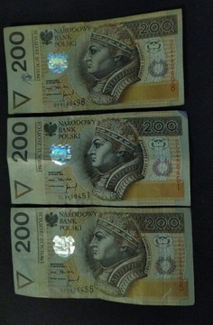 Trzy banknoty 200 złotowe z nietypową serią
