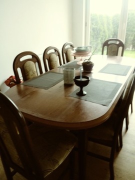Bardzo duży stół z wygodnymi krzesłami