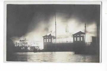 #F67 Japonia? - płonący port * RPPC AZO