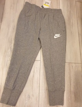 Spodnie sportowe dresowe dresy Nike r 134