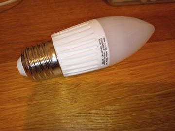 Żarówka LED E27 9W 900lm ciepła biała 