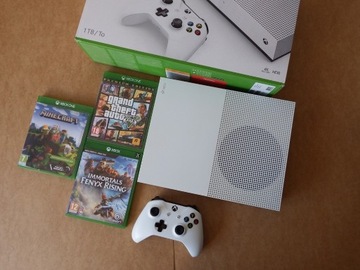 XBOX ONE S 1TB + PAD + GTA 5 Minecraft itp