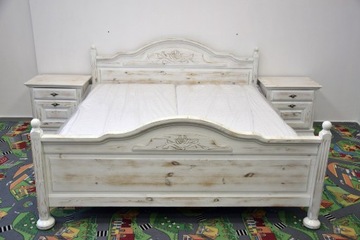 Łóżko z nowymi materacami i szafkami nocnymi