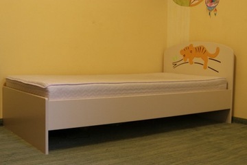 Łóżko z materacem  firmy MEBLIK