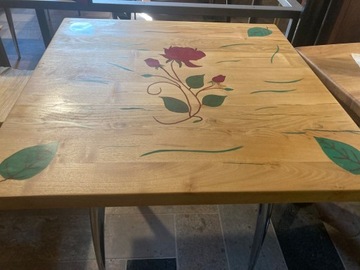 Stół Drewniany z Różą Zalaną Żywicą