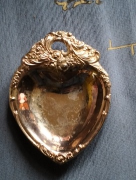 Patera metalowa w kształcie serca 