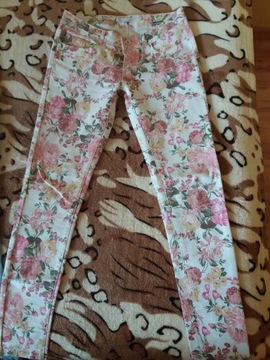 Spodnie w kwiatowe wzory