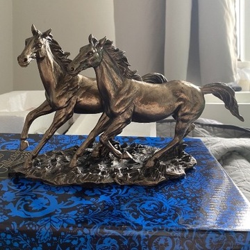 Piękna, nowa figurka koni w galopie.