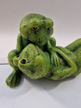 Zakochane żaby - figurka gipsowa.