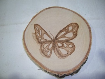Obrazek motyla wypalany w drewnie