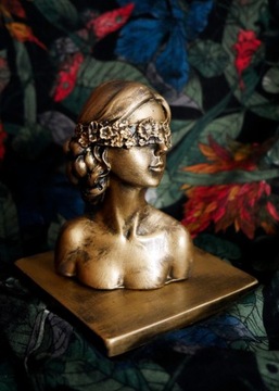 Rzeźba z gipsu złota kobieta z podstawką, wys.9cm 