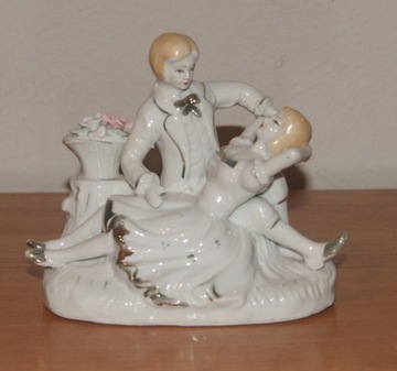 Stara porcelanowa figurka zakochanych zdobienia 