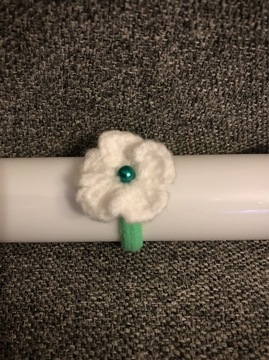 Zielona gumeczka z bialym kwiatkiem