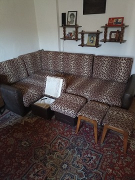 Duża kanapa rogowa +dodatkowo cztery stołki