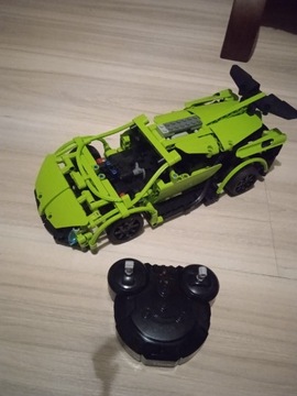 Złożony model LEGO technic Lamborghini Huracan.