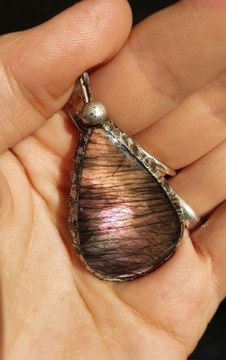 Wisior amulet z bordowym fioletowym labradorytem 