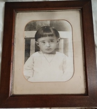 Przedwojenna fotografia dziecka w ramie z drewna 
