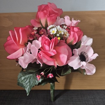 Bukiet różowych sztucznych kwiatów 