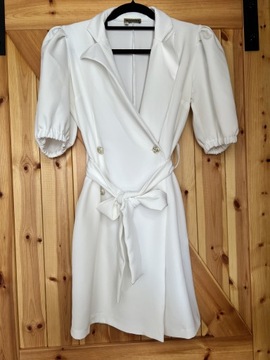 Biała elegancka sukienka zdobiona guzikami 