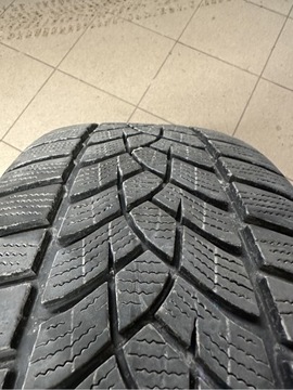 Goodyear Ultra Grip Performance+ 215/50 R18 92V