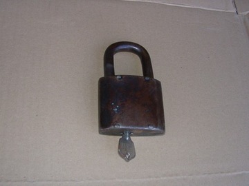 Stara kłódka metalowa z kluczem PRL