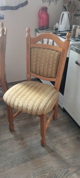 Stare drewniane krzesła 
