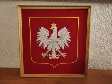 Godło Polski w ramce drewnianej haftowane