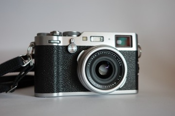 Aparat cyfrowy Fujifilm X100F srebrny