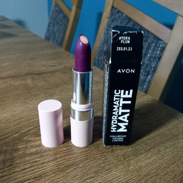 Avon Hydramatic Matte szminka z kwasem Hydra Plum