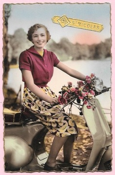 Młoda kobieta na skuterze ...