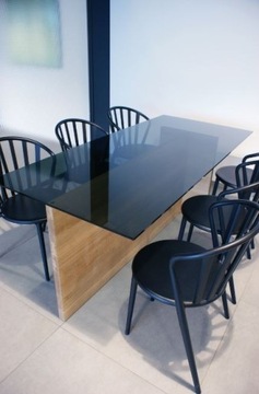 Stół z blatem ze szkła ciemnego (Antisol). 200x90