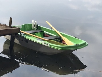 Łódka wędkarska z wiosłami