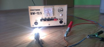 Polski prostownik samochodowy BW-12/5 12V 5A