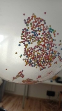 Balony z kolorowymi kulkami