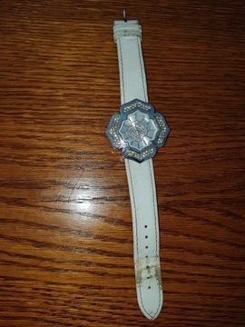 Zegarki. Biały zegarek w kształcie kwiatka .