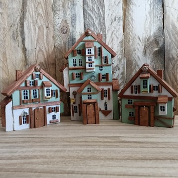 Domki drewniane zielone kamieniczki dekoracja na półkę 