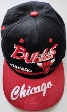 Czapka z daszkiem dla dziecka Chicago Bulls Czarna Czerwony daszek