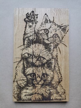 Obraz trzech kotkówwypalony na deskach dębowych