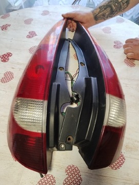 Lampy tylne Nissan Almera Tino 1.8