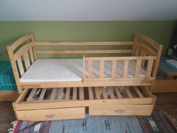 Drewniane łóżko dziecięce 190x90 z szufladami 