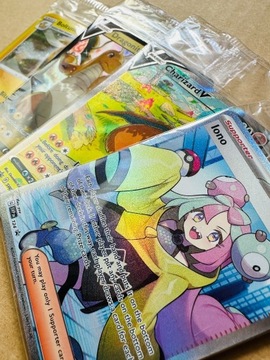 4x Zafoliowane karty Pokemon - Iono, Charizard 