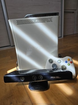 Xbox 360 z padem + kinect