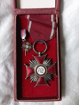 Srebrny Krzyż Zasługi + miniat v pudelku