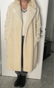 Płaszcz kremowy ze sztucznego futra