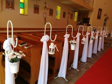 Białe stojaki do dekoracji ślubnych